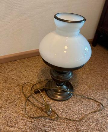 Vintage Lamp met melkglazen Kap beschikbaar voor biedingen