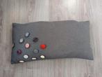 Langwerpig vilten sierkussen,grijs met knopen  47x25 cm, Ophalen of Verzenden, Zo goed als nieuw, Grijs, Rechthoekig