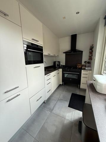 STIJLVOLLE KEUKEN MET BERTAZZONI FORNUIS 1,96M X 3,16M beschikbaar voor biedingen