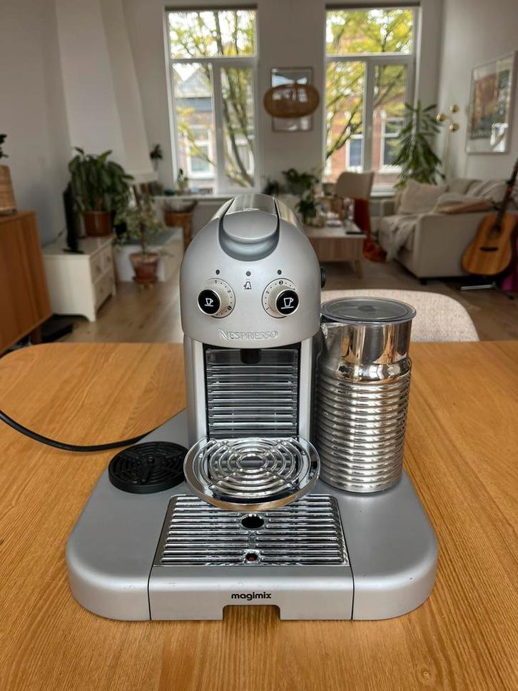 Nespresso koffiezetapparaat met melkopschuimer, Witgoed en Apparatuur, Koffiezetapparaten, Zo goed als nieuw, Koffiemachine, Stoompijpje