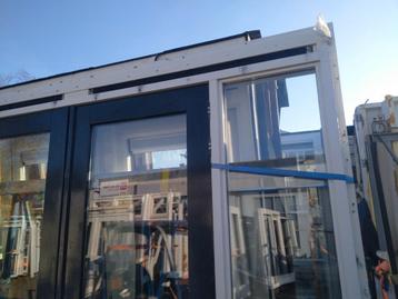 Kozijn met dubbele deuren en zijlichten  beschikbaar voor biedingen