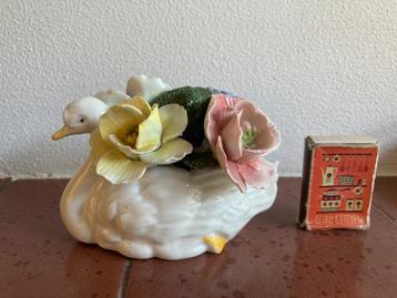 Pronkend zwemmend kitsch zwaantje met kleurige bloemetjes beschikbaar voor biedingen