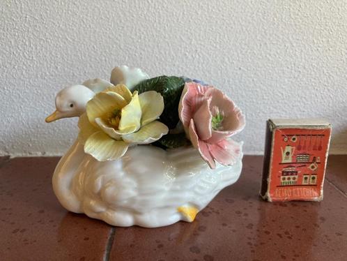 Pronkend zwemmend kitsch zwaantje met kleurige bloemetjes, Verzamelen, Beelden en Beeldjes, Zo goed als nieuw, Dier, Ophalen of Verzenden