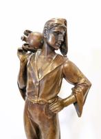 Beeld in brons op marmer sokkel, gesigneerd., Antiek en Kunst, Antiek | Koper en Brons, Ophalen of Verzenden, Brons