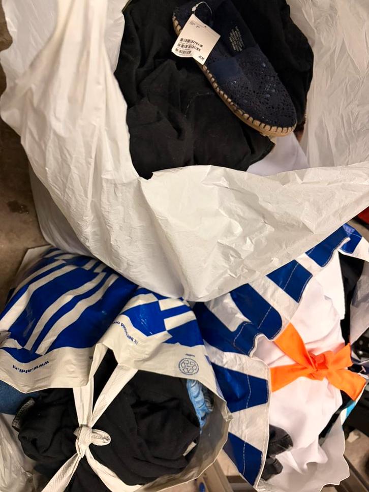 partij tweedehands kleding – 4 à 5 volle zakken, Diversen, Rommelmarktspullen, Zo goed als nieuw, Ophalen