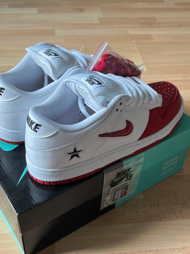 Supreme x Nike SB Dunk Low Jewel Swoosh NIEUW US 10, Kleding | Heren, Schoenen, Nieuw, Sneakers of Gympen, Overige kleuren, Ophalen of Verzenden