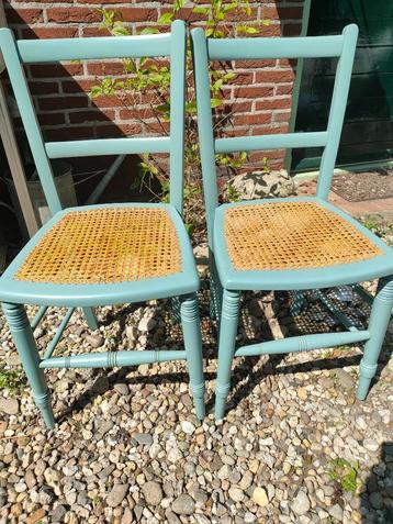 2 Leuke (oud)blauwe keukenstoelen met gevlochten mat beschikbaar voor biedingen