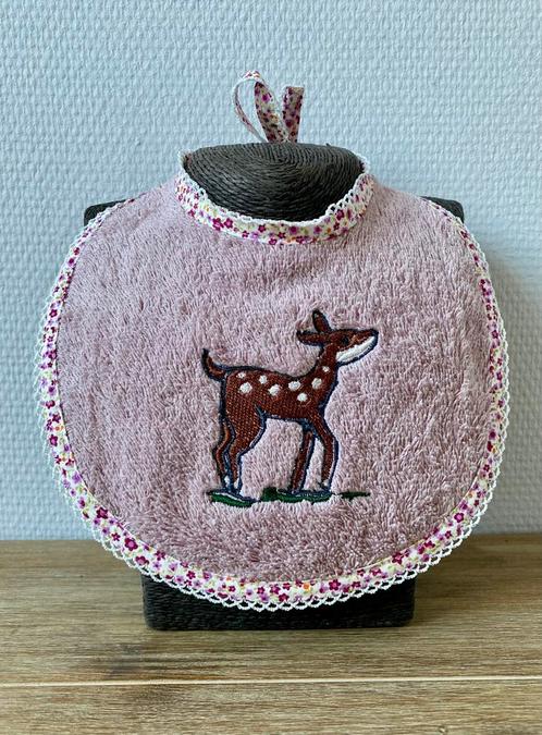 Geborduurde slab, hert, baby, geboortecadeau, Kinderen en Baby's, Babykleding | Overige, Nieuw, Meisje, Ophalen of Verzenden