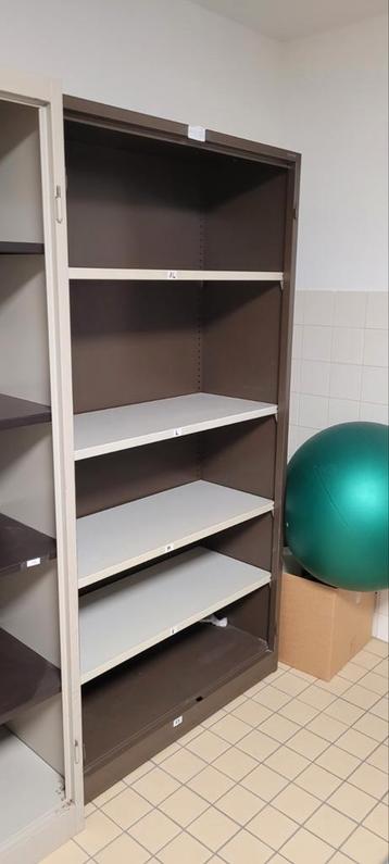 2 ijzeren kasten zonder deuren. 35 euro per stuk beschikbaar voor biedingen