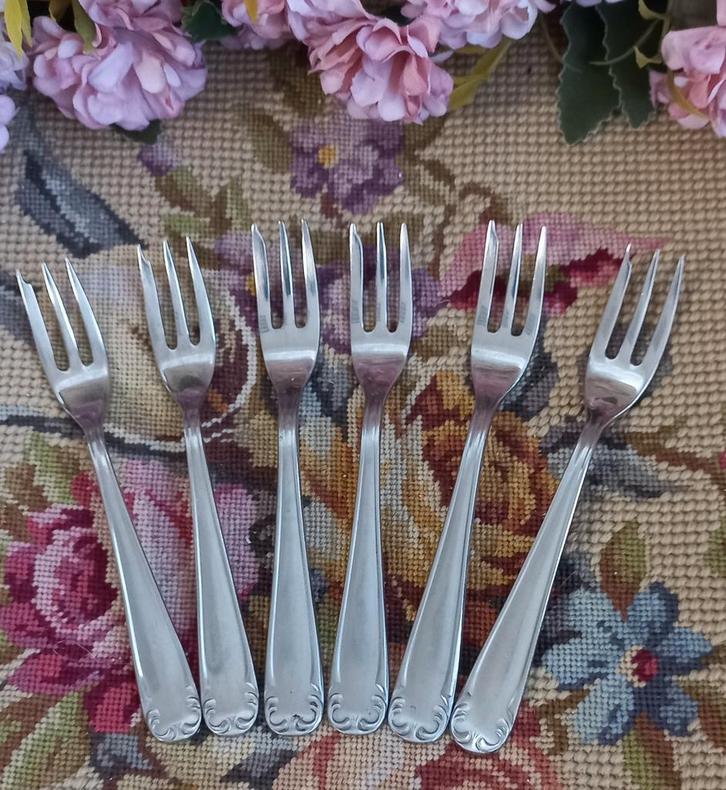 Set van 6 brocante gebaksvorkjes, Sola, nr. 1500, Huis en Inrichting, Keuken | Bestek, Gebruikt, Rvs of Chroom, Ophalen of Verzenden