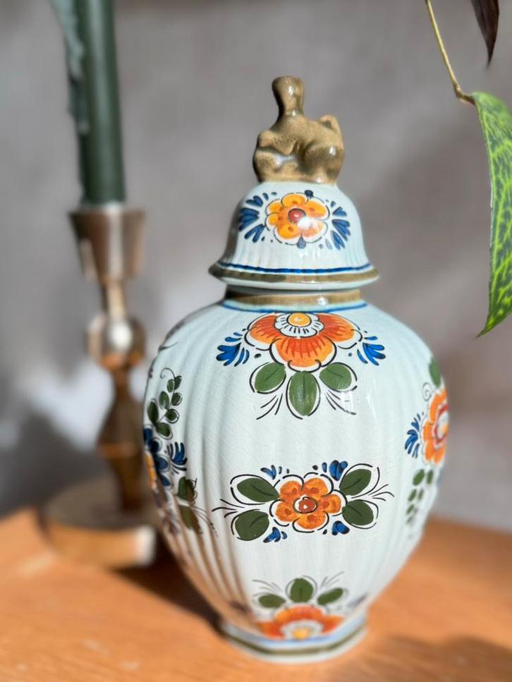 Delfts Polychroom vaasje met deksel-Holland Handwerk, Antiek en Kunst, Antiek | Vazen, Ophalen of Verzenden