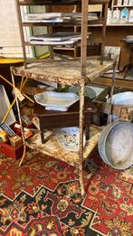 Ijzeren brocante geleefde tafel., Ophalen