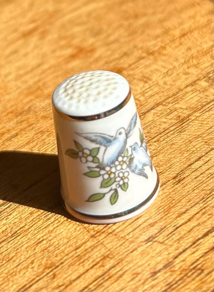Royal Worcester Porseleinen Vingerhoed met Vogels, Verzamelen, Vingerhoedjes, Ophalen of Verzenden