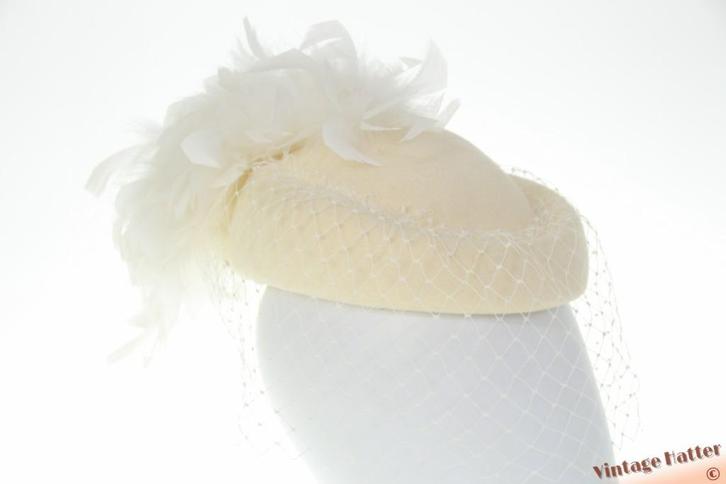 vintage Dames pillbox hoedje ivoorwit vilt voile & veren 56, Kleding | Dames, Hoeden en Petten, Zo goed als nieuw, Hoed, 56 of 57 cm (M, 7 of 7⅛ inch)