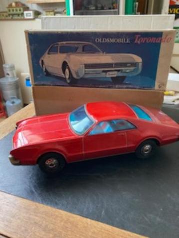 Grote blikken Oldsmobile Toronado in doos beschikbaar voor biedingen