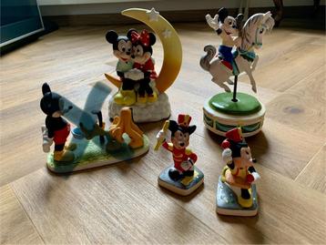Diverse Disney beeldjes en twee beeldjes met muziek beschikbaar voor biedingen