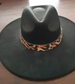 ZWARTE VILTEN DAMES HOED MET DIERENPRINT BAND, Kleding | Dames, Hoeden en Petten, Ophalen of Verzenden, Zo goed als nieuw, One size fits all