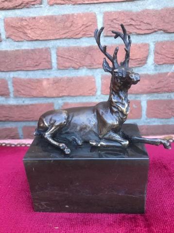 goed bronzen beeld, rustend edelhert beschikbaar voor biedingen