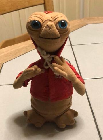 E.T knuffel met rode jas zgan beschikbaar voor biedingen