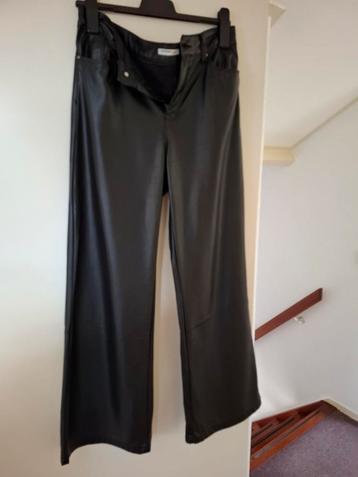 IMITATIELEER DAMES BROEK MET WIJDE PIJPEN  beschikbaar voor biedingen