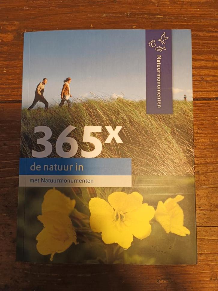 365x de natuur in met Natuurmonumenten, Boeken, Natuur, Zo goed als nieuw, Natuur algemeen, Ophalen of Verzenden