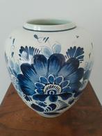 Te koop Delfts blauw vaas met bloem motief, Ophalen, Blauw, Aardewerk of Porselein, Zo goed als nieuw