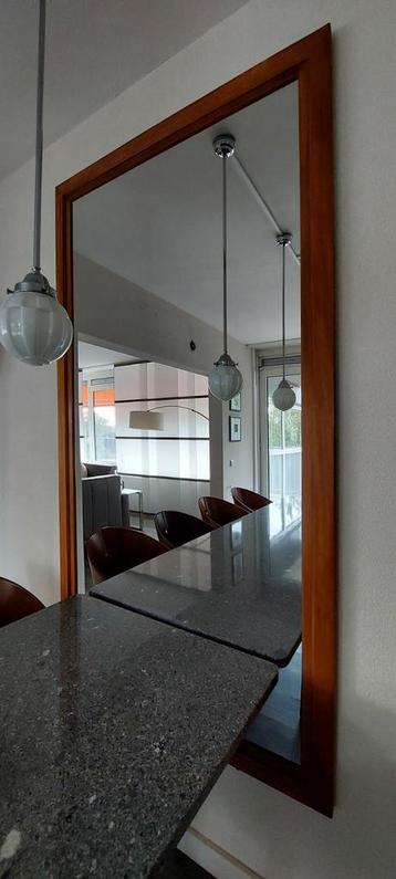 Grote moderne spiegel met houten lijst beschikbaar voor biedingen