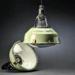 Groene emaille industriële hanglampen met glas (jaren 70), Huis en Inrichting, Lampen | Hanglampen, Minder dan 50 cm, Industrieel