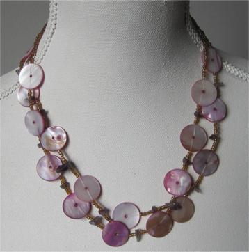 Vintage ketting, lila 'kralen' met een vleugje parelmoer beschikbaar voor biedingen