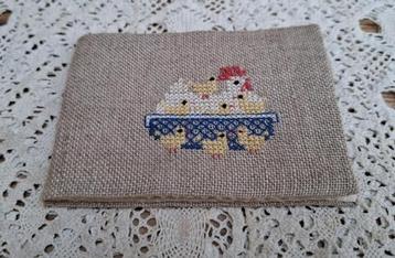 Brocante stoffen naaldenmapje, geborduurde kip en kuikentjes beschikbaar voor biedingen
