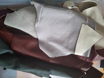 14 kilo Leer, leder, rest stukken meubelstoffering beschikbaar voor biedingen