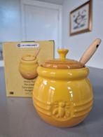 Le Creuset honingpot + houten honingstokje Nectar geel Nieuw, Ophalen of Verzenden, Nieuw, Overige materialen