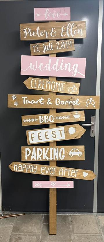 Bruiloft wegwijzer beschikbaar voor biedingen