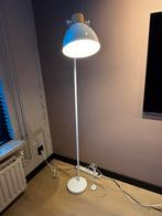 Witte staande lamp met houten accenten - 170cm, Huis en Inrichting, Lampen | Vloerlampen, Ophalen, Zo goed als nieuw, Metaal, 150 tot 200 cm