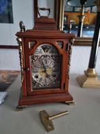 Antieke noten houten tafelklok met maanfase, Ophalen of Verzenden