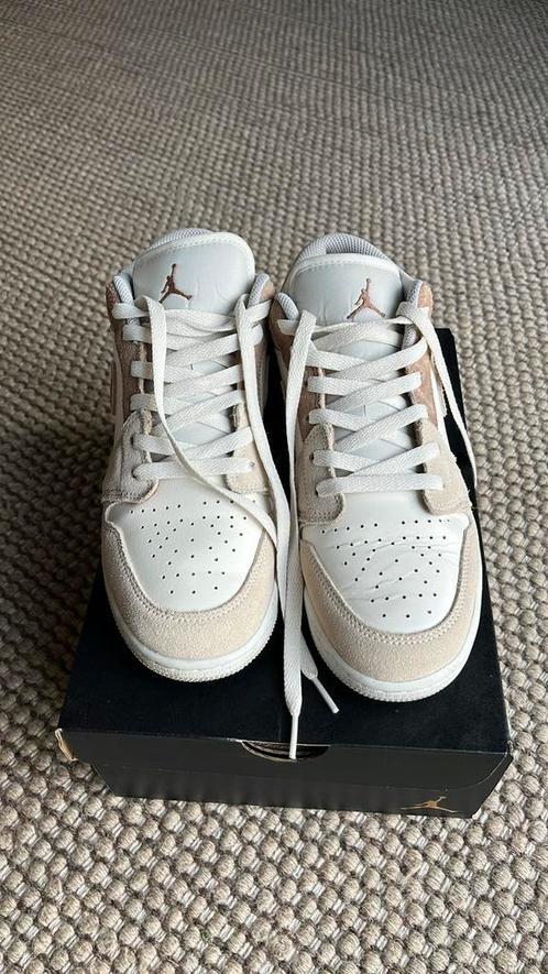 Nike Air jordan 1LOW SE, Sport en Fitness, Basketbal, Zo goed als nieuw, Schoenen, Ophalen of Verzenden
