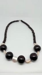 Lange ketting met bruine kralen en parelmoer kralen., Sieraden, Tassen en Uiterlijk, Kettingen, Ophalen of Verzenden, Zo goed als nieuw
