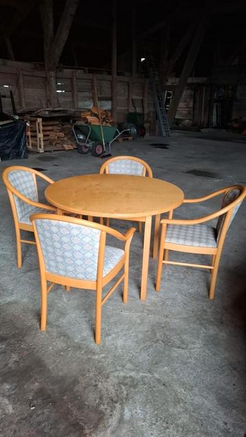 Houten Eettafel met 4 Stoelen beschikbaar voor biedingen