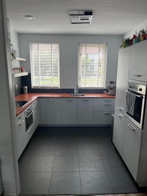 Gebruikte hoekkeuken met losstaande hoge kasten, Huis en Inrichting, Keuken | Complete keukens, Gebruikt, Hoekkeuken, Grijs, Hout