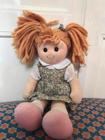 Stoffen pop met bloemenjurkje beschikbaar voor biedingen