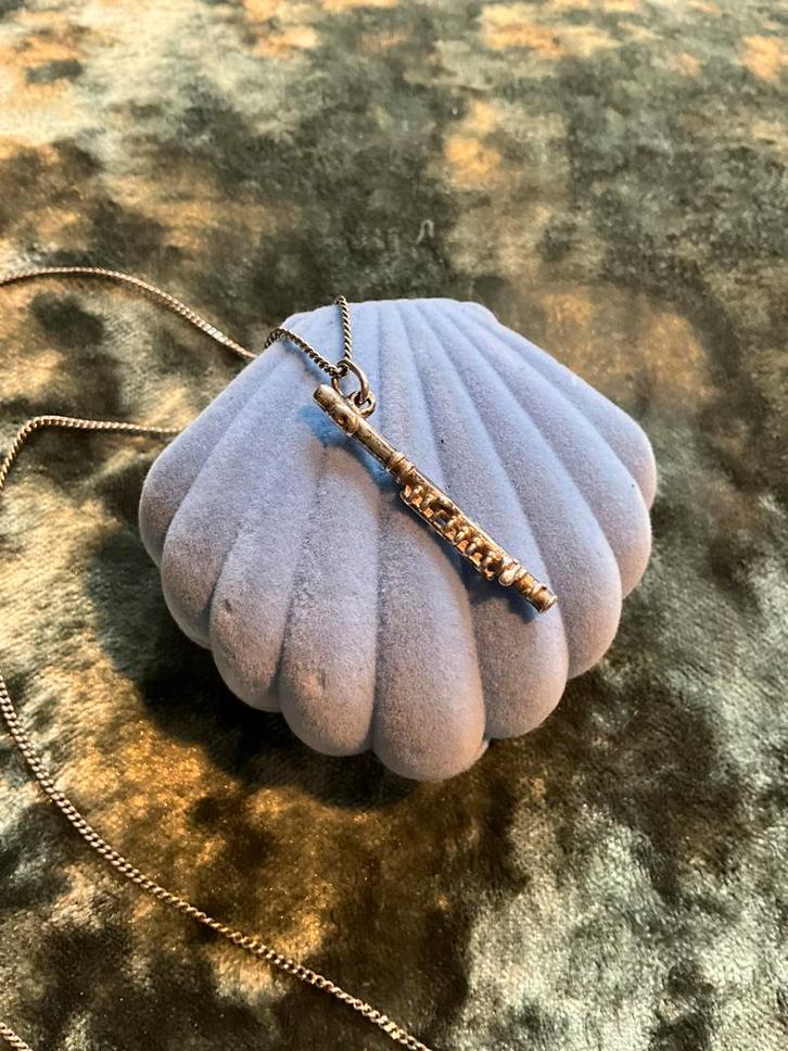 Zilveren ketting met 925 zilveren bedel hanger dwarsfluit, Sieraden, Tassen en Uiterlijk, Kettingen, Zo goed als nieuw, Zilver