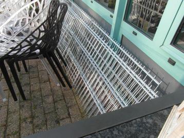 WIJ HEBBEN 14 METER PEPERDUUR HEKWERK OVER. beschikbaar voor biedingen