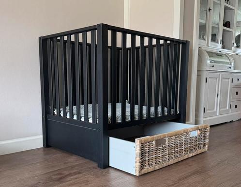 Europe Baby Mees box met rieten lade - Mat zwart, Kinderen en Baby's, Boxen, Gebruikt, Rechthoekig, In hoogte verstelbaar, Lade