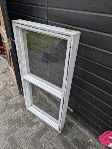 Houten Raamkozijn met Enkel Glas beschikbaar voor biedingen