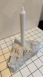 Kandelaar van grafsteen marmer - monumentalista, Huis en Inrichting, Overige materialen, Verzenden, Wit, Zo goed als nieuw