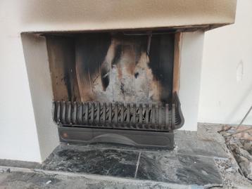 Oude openhaard met scheerm beschikbaar voor biedingen