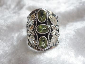 Mooie Handgemaakte Zilveren Ring met Peridot - maat 17,5 beschikbaar voor biedingen