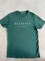 Distrikt T-shirt shirt donkergroen met witte letters mtt L, Kleding | Heren, T-shirts, Maat 52/54 (L), Ophalen of Verzenden, Zo goed als nieuw
