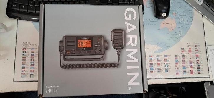 VHF 115i Compact Marine Radio, Watersport en Boten, Navigatiemiddelen en Scheepselektronica, Zo goed als nieuw, Radio, Ophalen