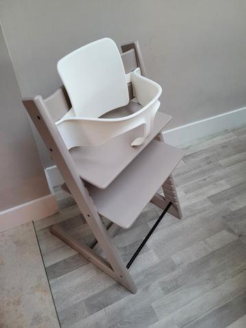Stokke tripp trapp nieuwste model met witte babyset  beschikbaar voor biedingen